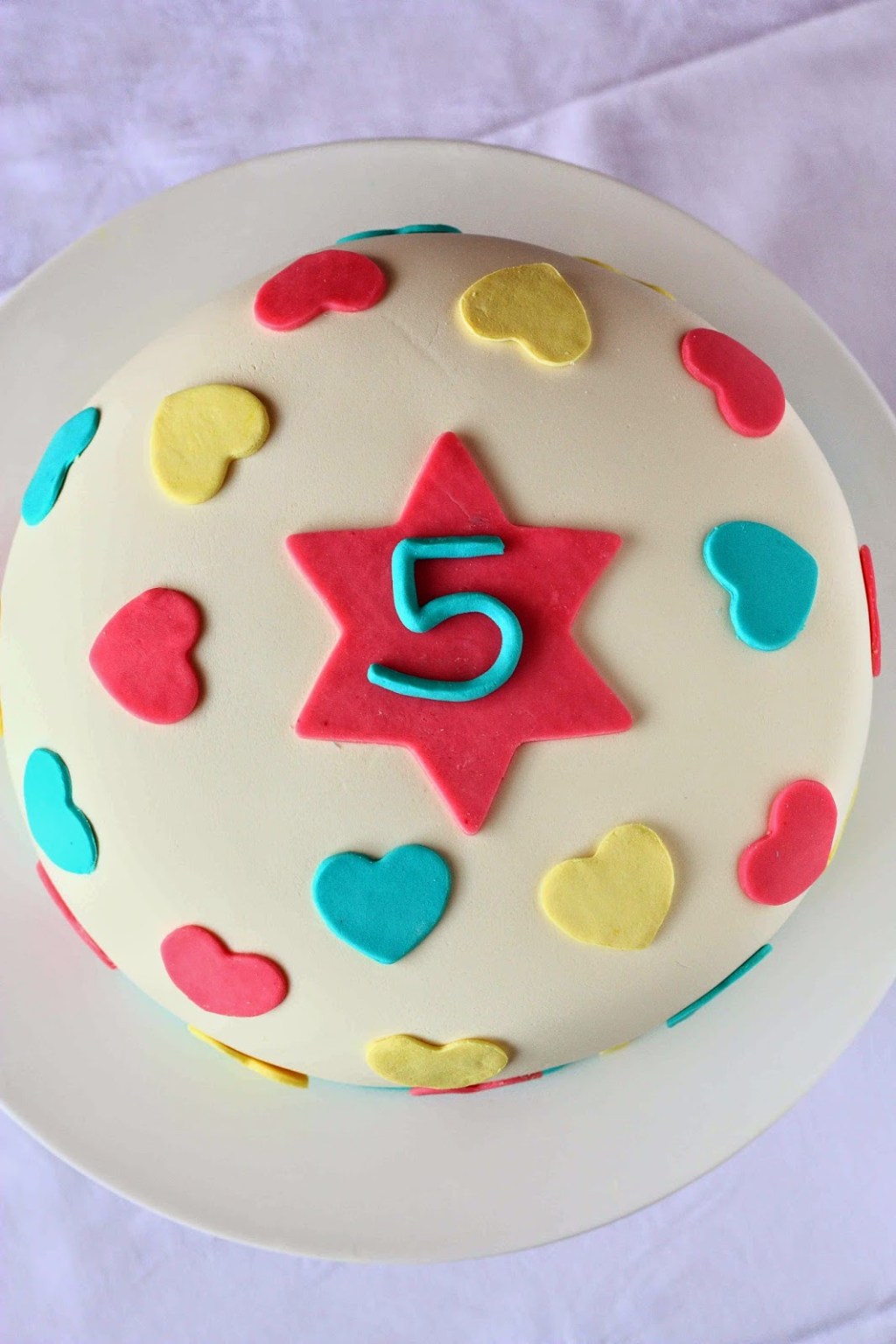 Synttärikakku 5-vuotiaalle tytölle sydänkoristein (liivatteeton mansikka-sitrustäyte)