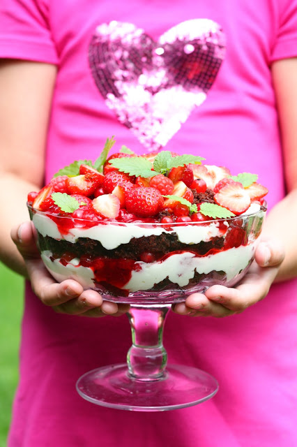 Mansikkatrifle punaherukoilla ja suklaakakkupohjalla