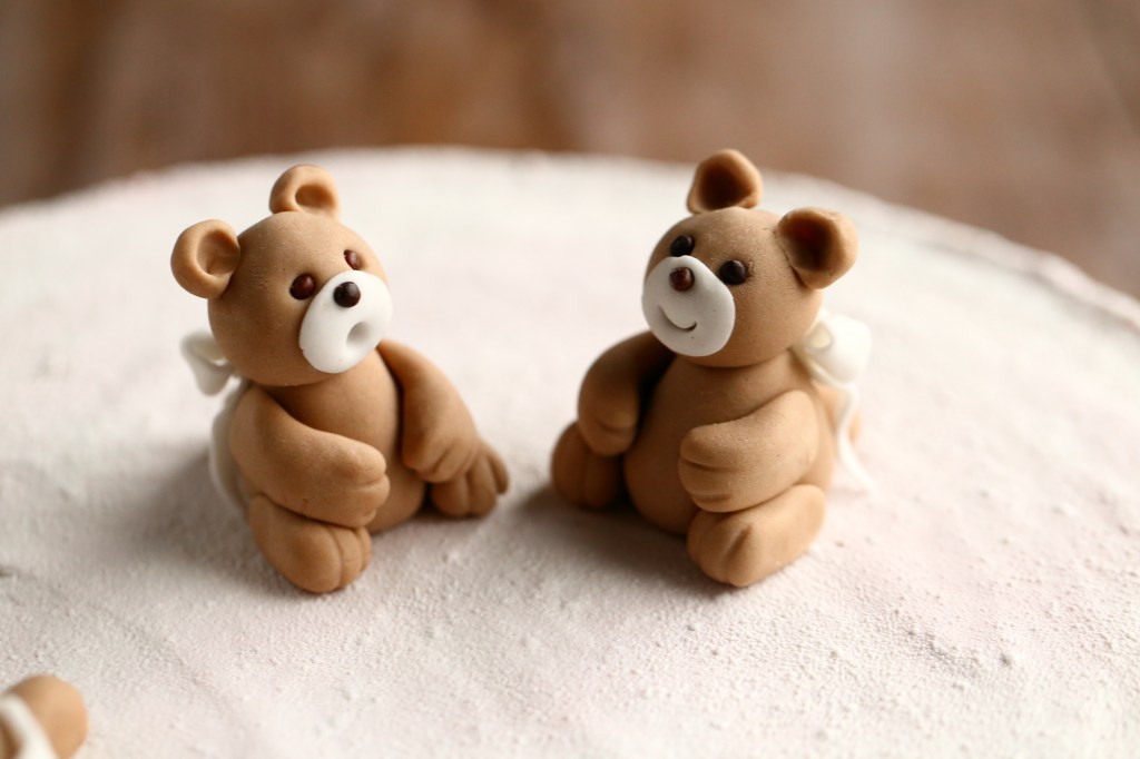 Nallekoristeet kakun päällä