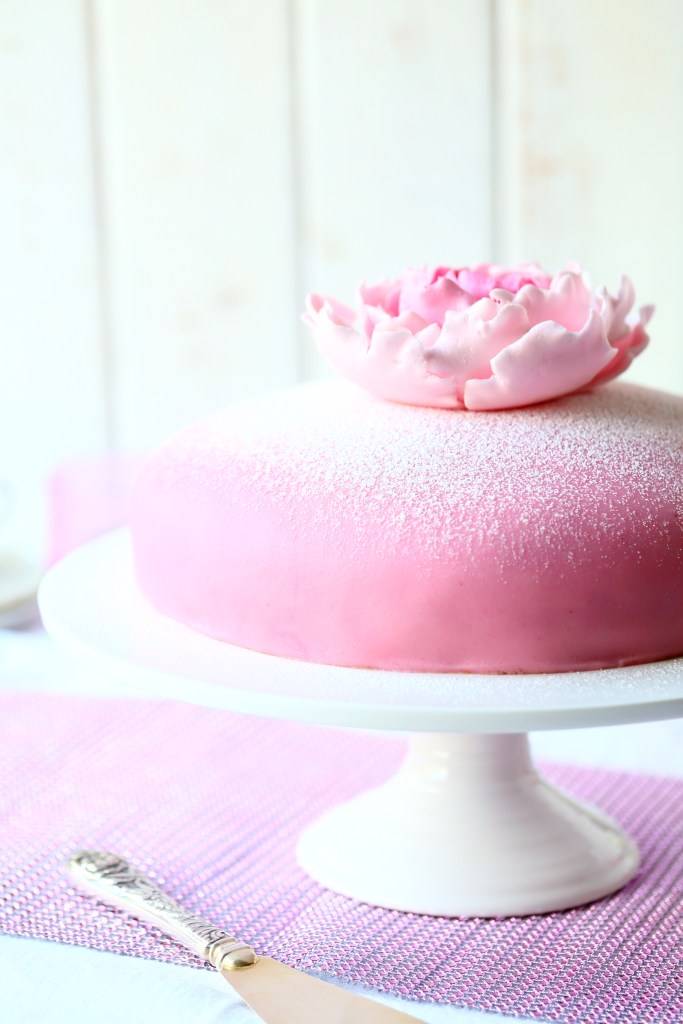 pinkki marsipaani kakussa