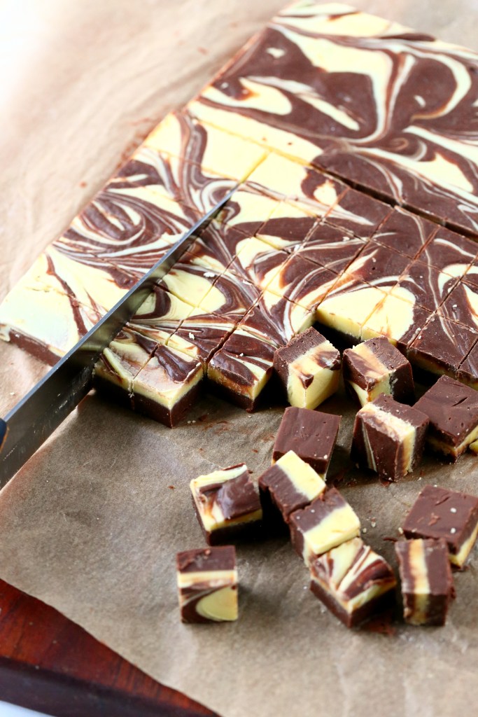 Fudgen leikkaaminen onnistuu helpoiten huoneenlämpöisenä