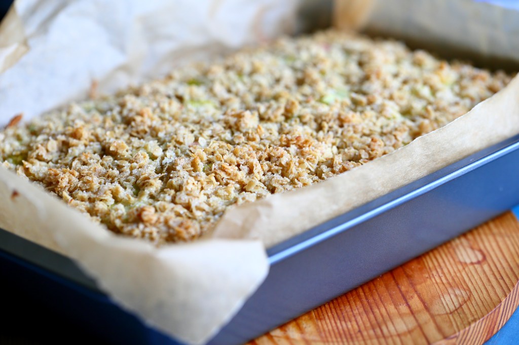 Murupaallinen raparperipiirakkassa maistuu hyvältä