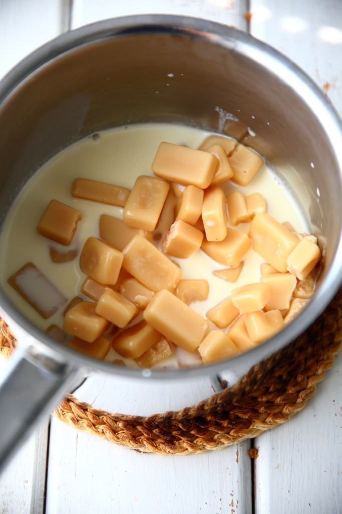 Omarit sulatetaan kattilassa kerman kanssa