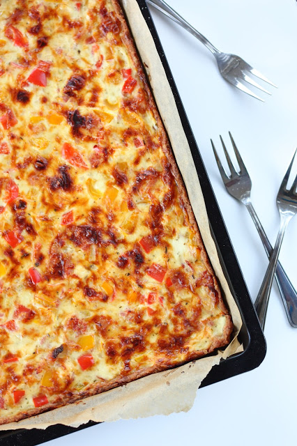 Juustoinen pekoni-paprikapiirakka