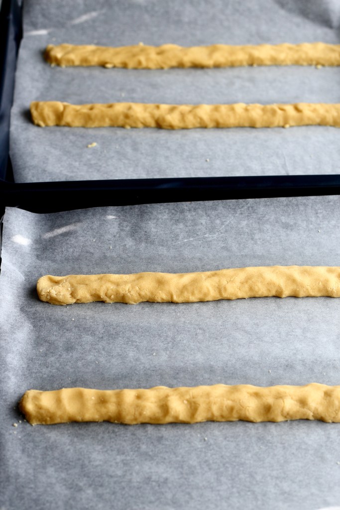 Taikinapötköt pellillä