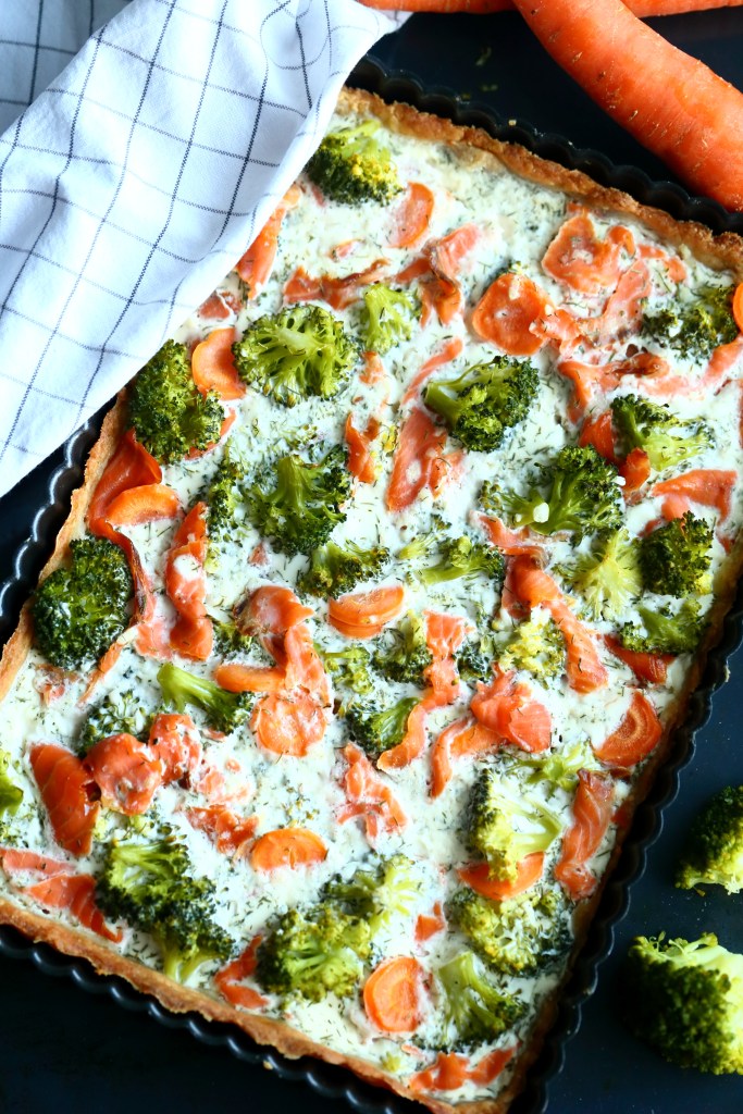 Lohi porkkana ja parsakaali suolaisessa piirakkassa ovat täydellinen yhdistelmä