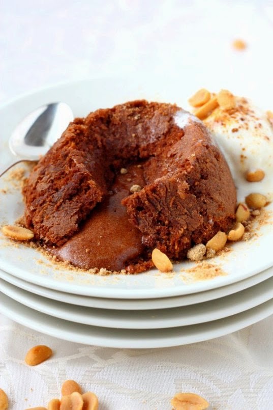 Suklaafondant paahdetuilla pähkinöillä ja&nbsp;jäätelöllä