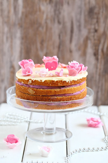 Lasten tekemä mustaherukka -nakukakku&nbsp;mammalle