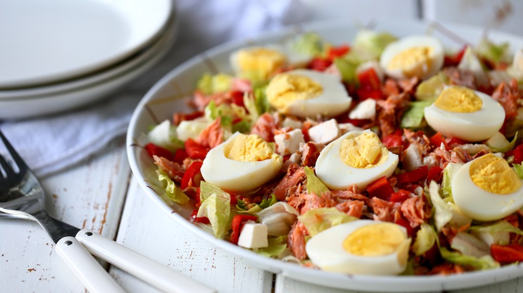 Savulohi feta salaatti