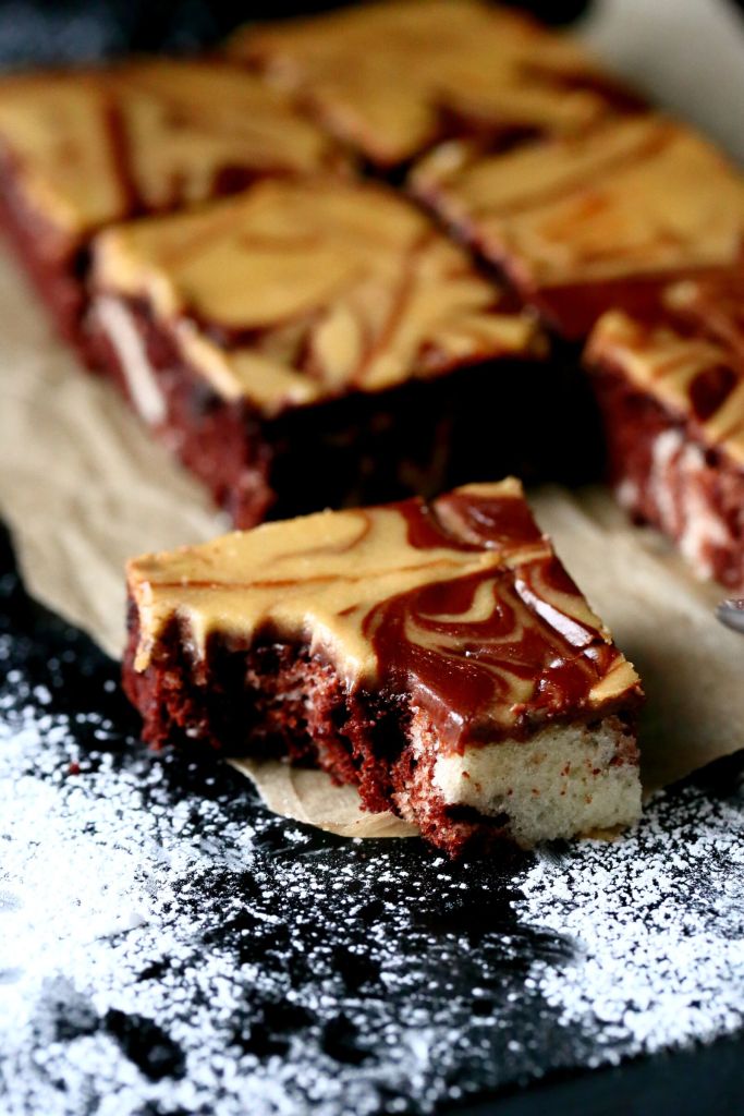 Marmoroidut mokkapala ja tuulomantorttu yhdessä