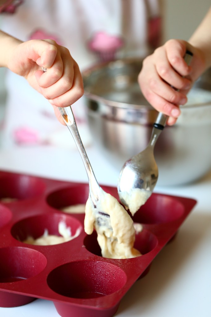 Taikinan saa muffinssivuokiin helposti kahden lusikan avulla