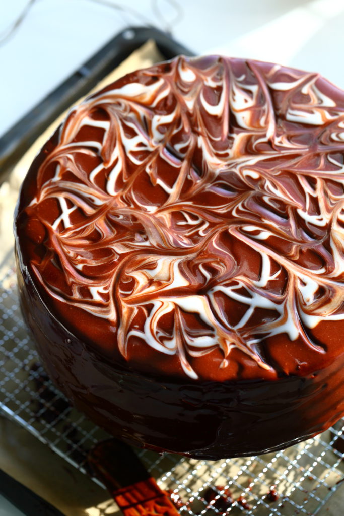 Appelsiini suklaakakussa mirror glazen marmorointi