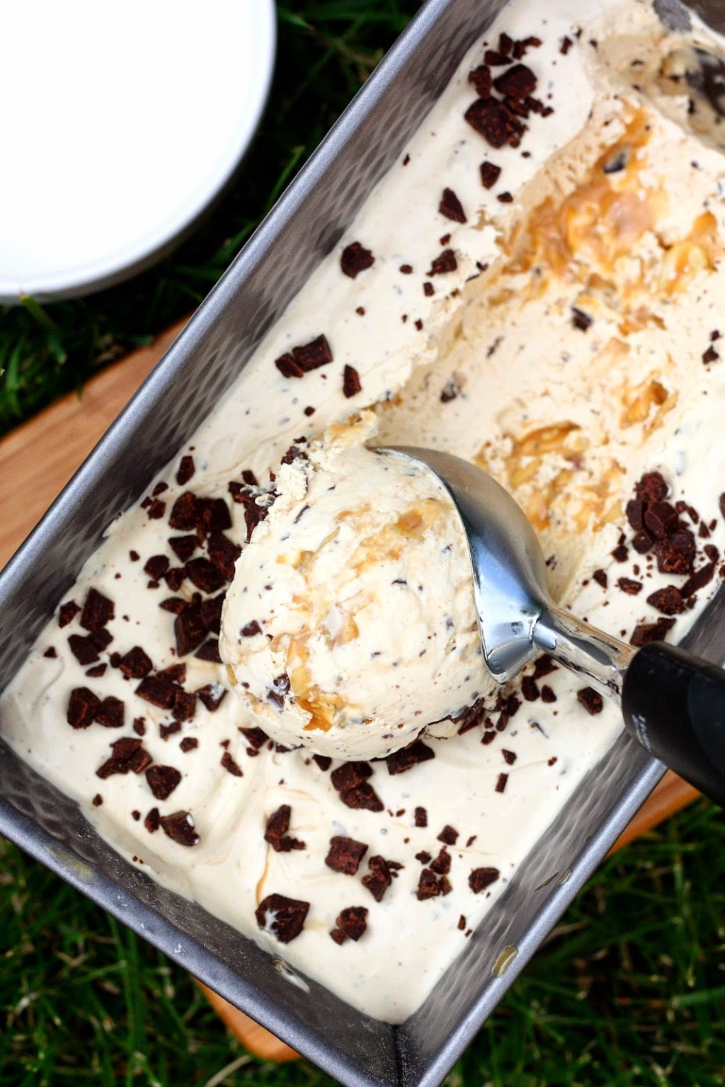 Helppo kinuskijäätelö suklaahipuilla ja suolapähkinöillä