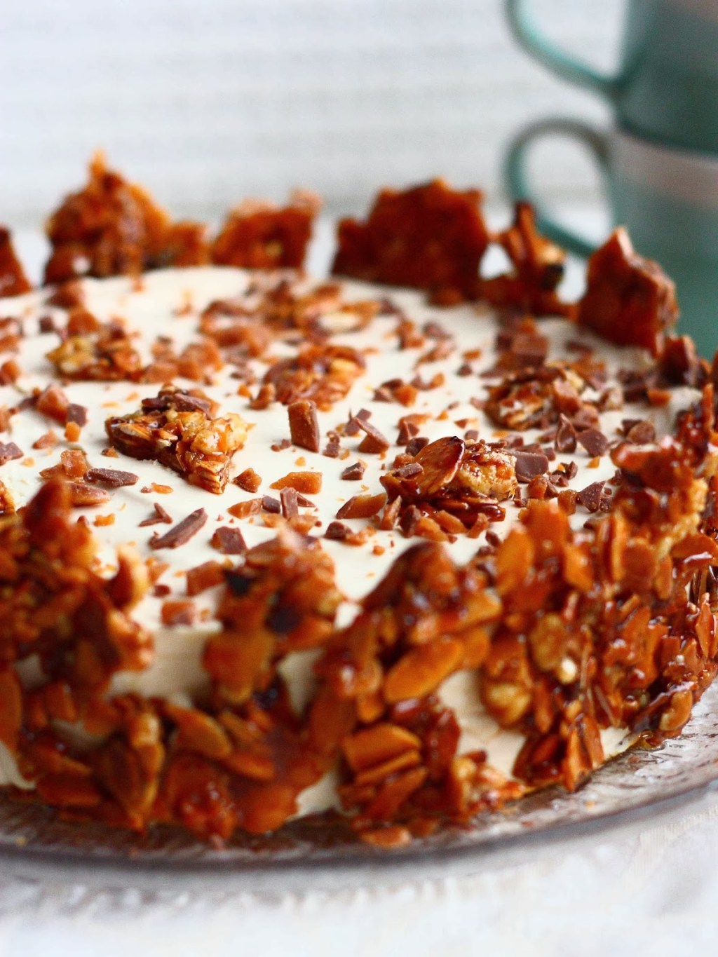 Nougat-pähkinäkakku daim-murupohjalla