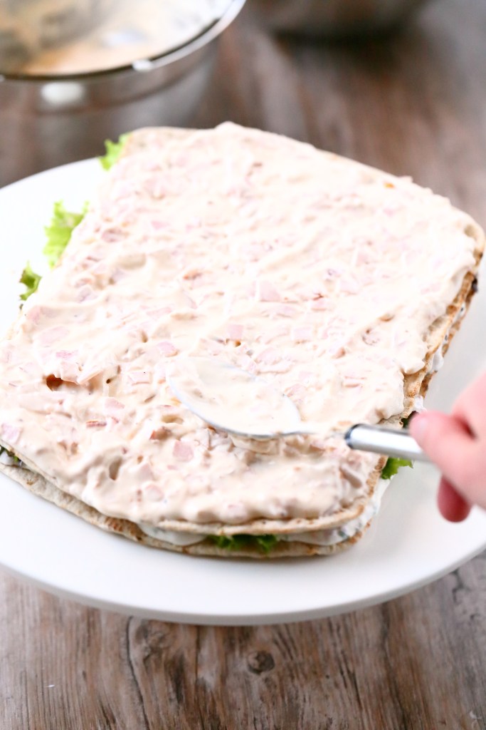 Kinkkutäyte ja porotäyte rieskakakkuun