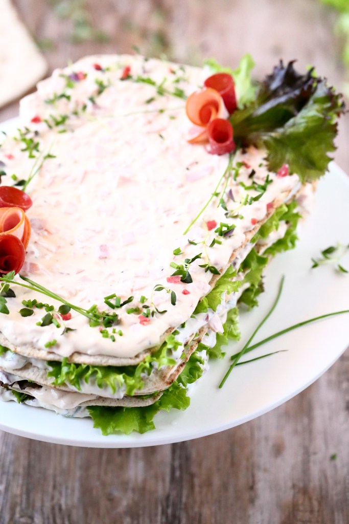 Ruohosipuli ja timjami sopivat rieskakakun koristeiksi