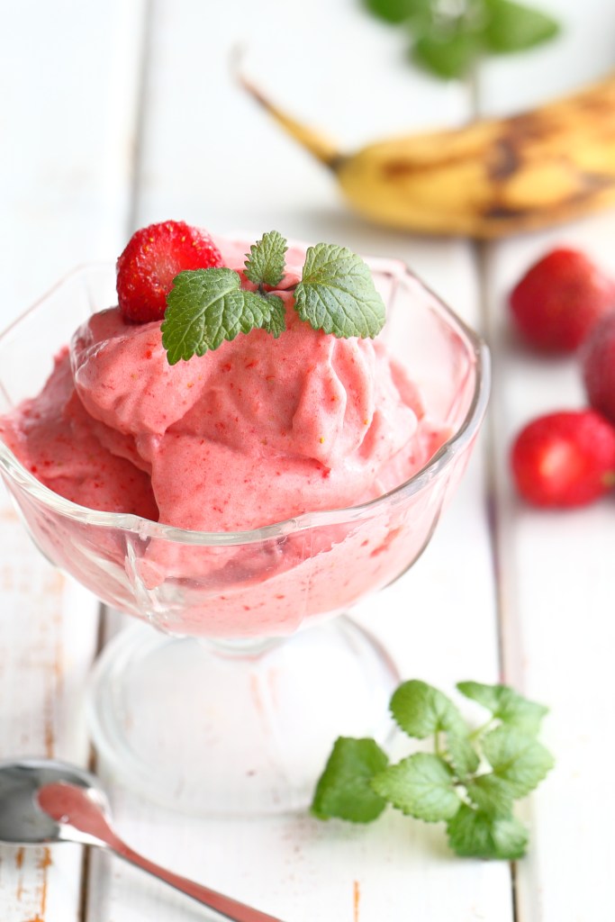 Jäätelö ilman lisäsokeria, jäätelökonetta ja kananmunaa