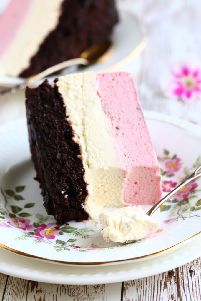 Mansikkajuustokakku valkosuklaamoussella ja suklaakakkupohjalla on munaton kakku