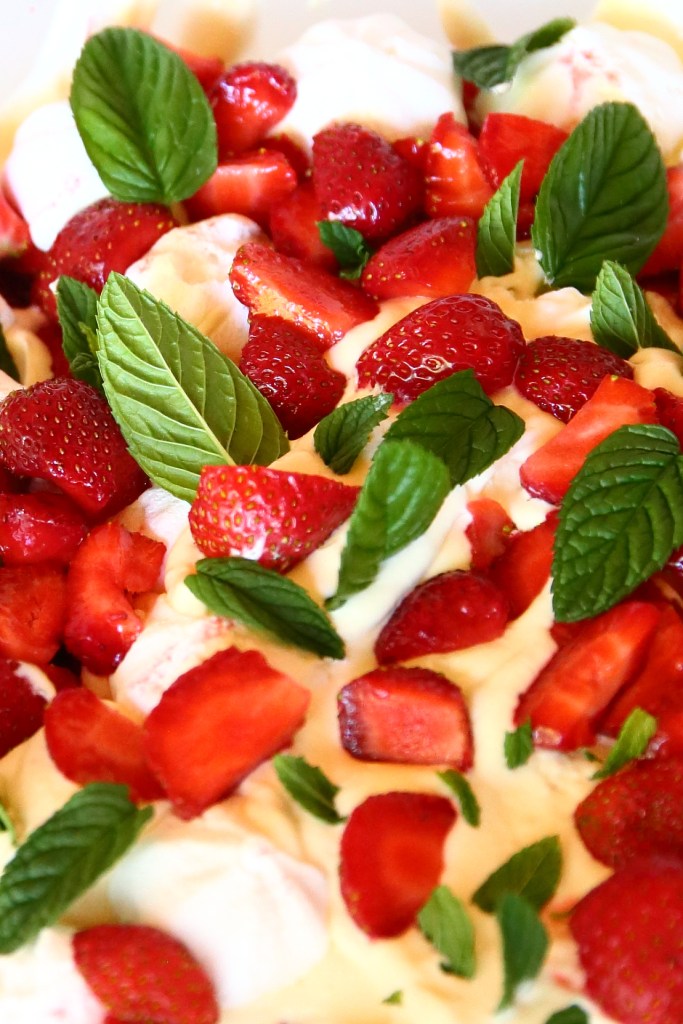 Vaniljainen mansikka-sitruuna eton mess 