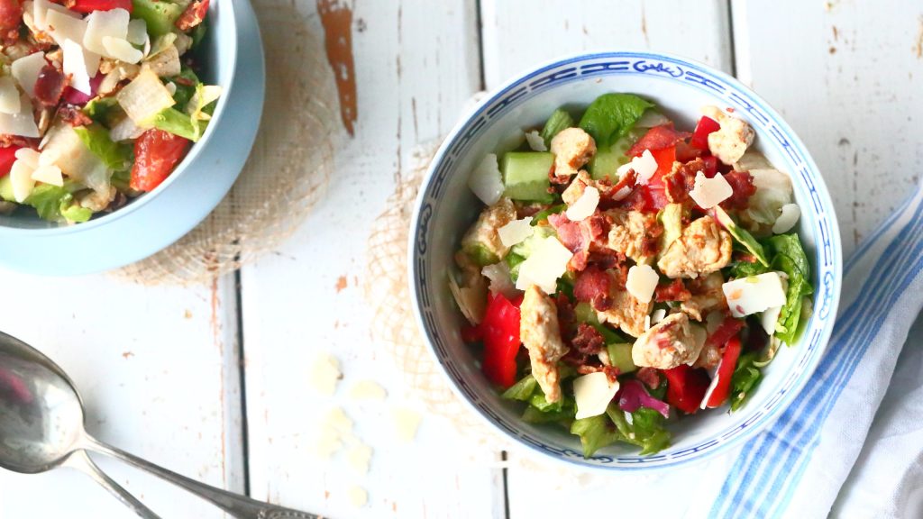 Pekoni-broilerisalaatti