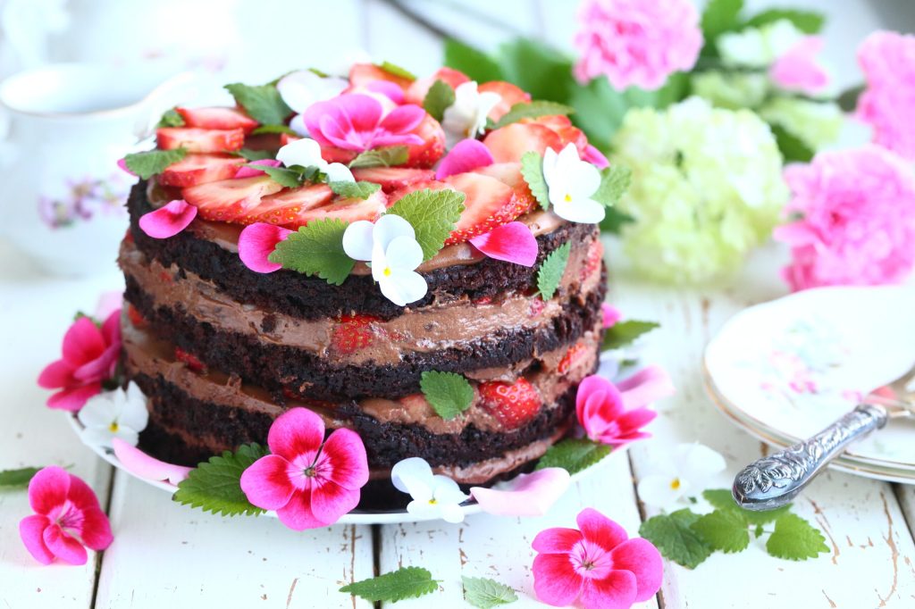 Suklaakakku nutellamoussella ja&nbsp;mansikoilla