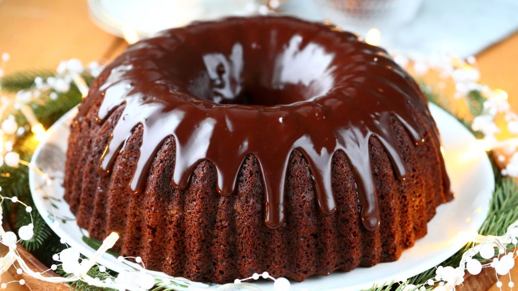 Mehevä suklaa-taatelikakku