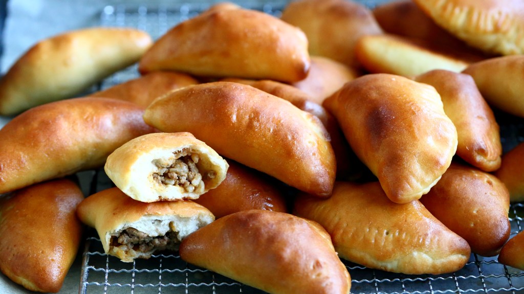 Texmex lihapiirakat valmistuvat uunissa