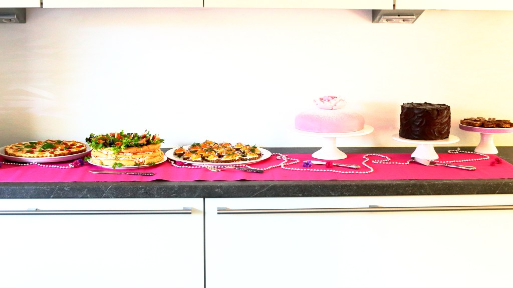 juhliin suolaiset ja makeat tarjottavat