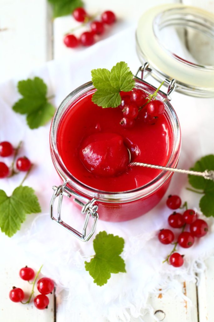 punaviinimarjasta-makean-kirpea-tahna-on-munaton