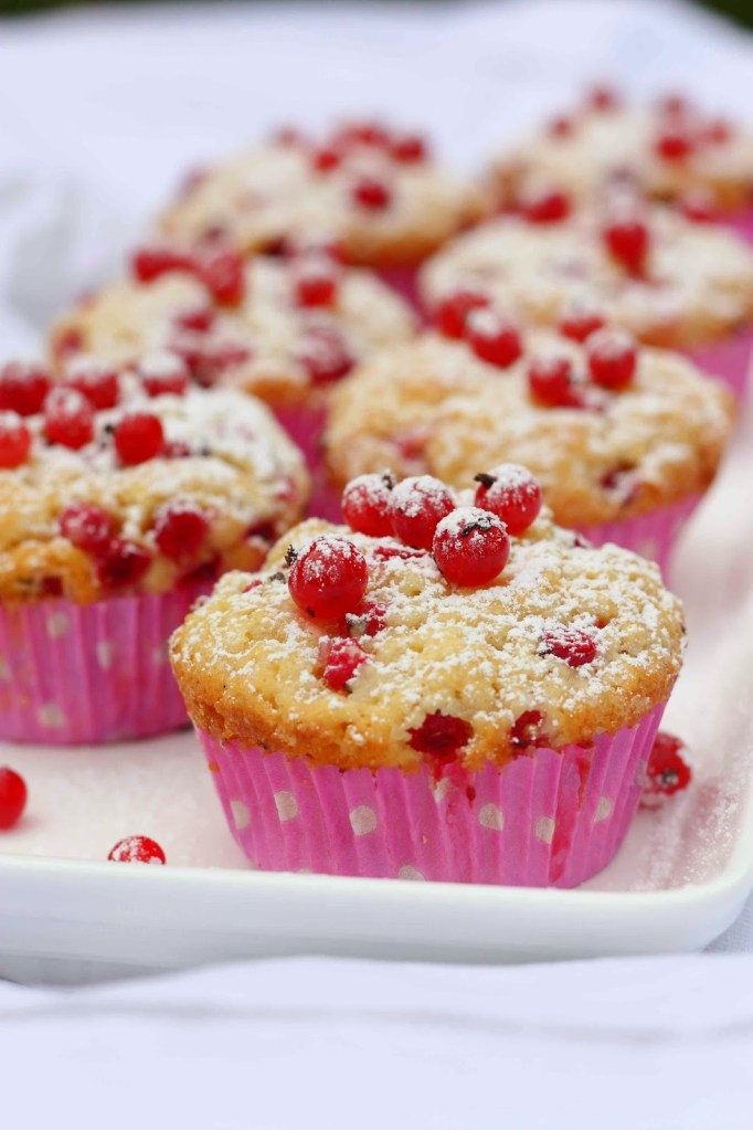 Valkosuklaa punaherukka muffinssi on herkullinen leivonnainen