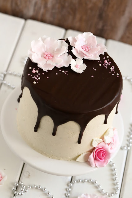 Synttärikakku äidille suklaakakkupohja ja sitruunamousse täyte