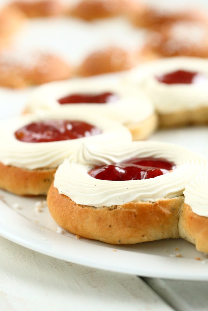 Laskiaispulla hillolla on perinteinen täyte