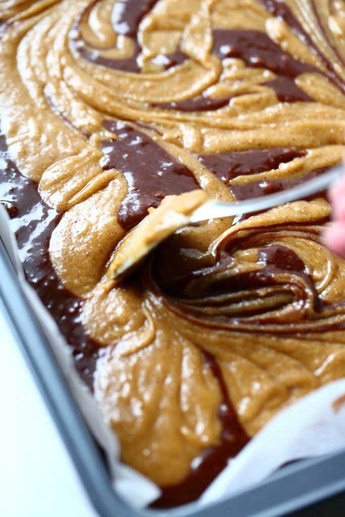 Piparkakku brownies leivonnaisen marmorointi