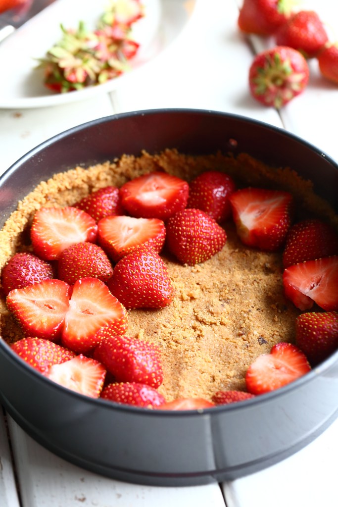 Juustokakun sisään tuoreita mansikoita