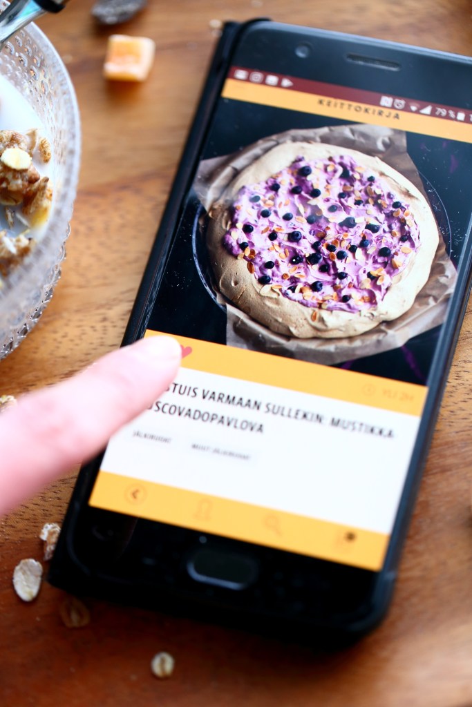 Mustikka pavlova on rapea herkku