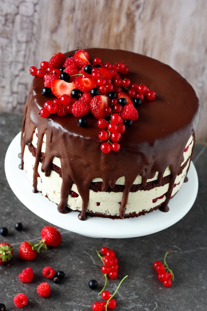 Suklaakakku punaherukka-kinuskitäytteellä