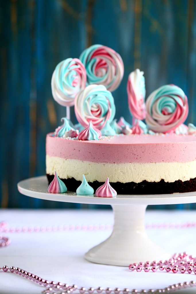 Paras valkosuklaa-mansikkajuustokakku