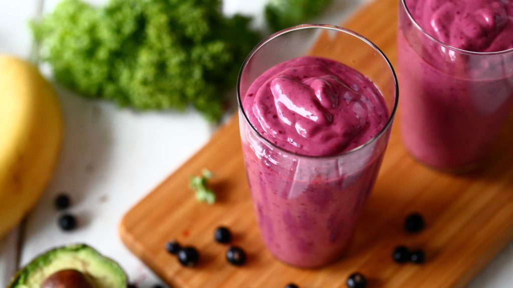 Mustaherukkasmoothie sopii loistavasti aamupalaksi, välipalaksi tai iltapalaksi