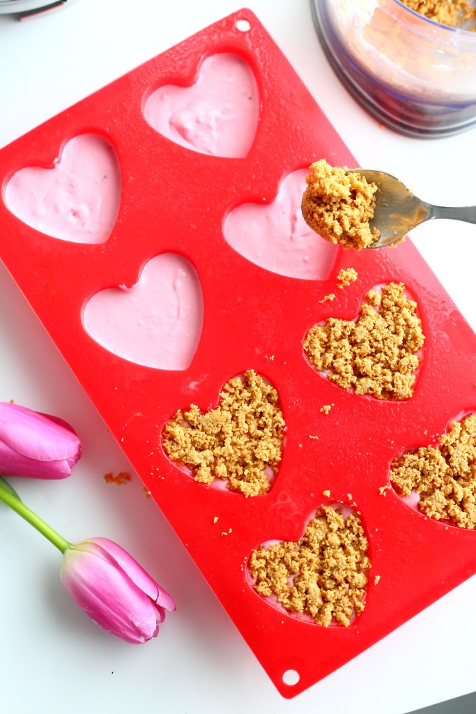 Valkosuklaa keksimuru ripotellaan täytteen päälle