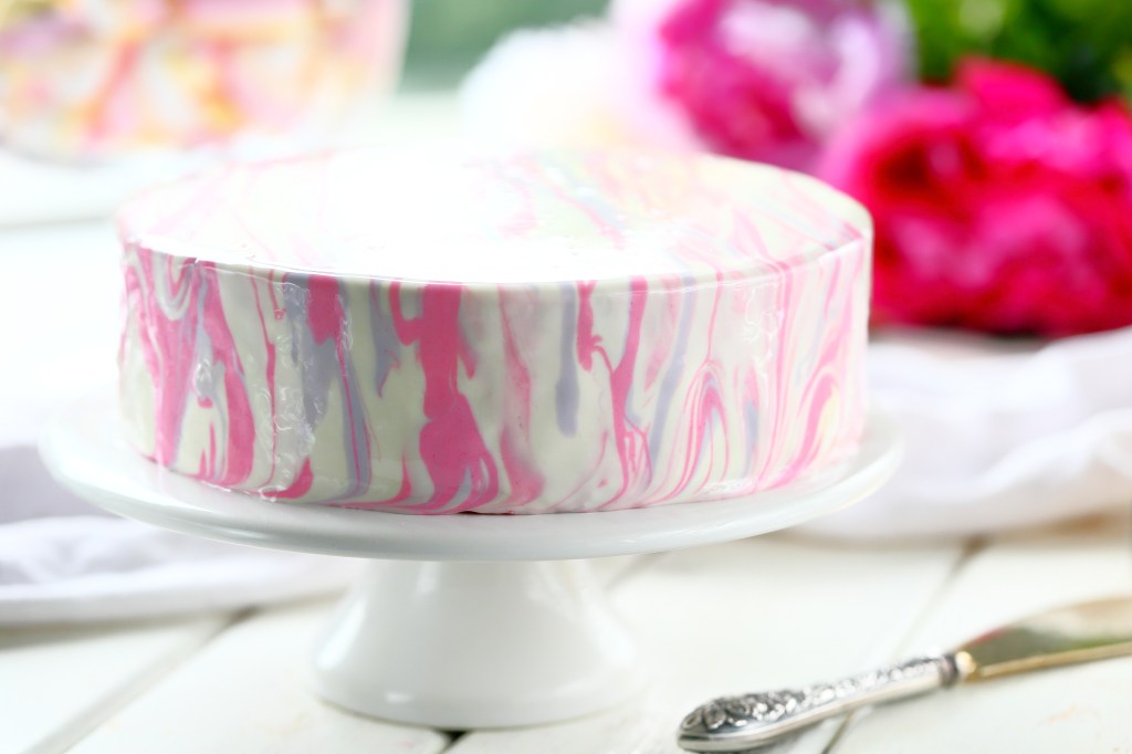 Puolukka-mansikkakakku mirror glazella