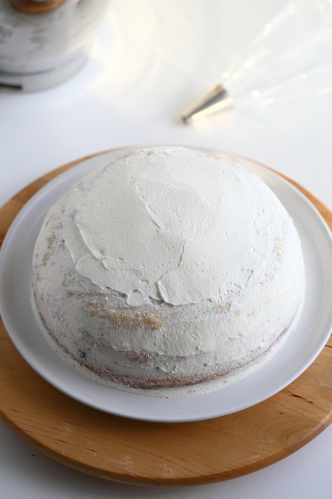 Pyörea kakku valmistuu kulhossa