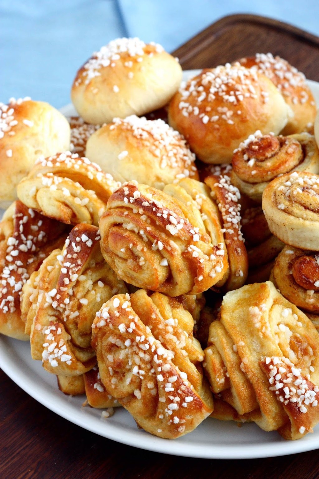 Toffeepullia ja kanelipullia rahkapullataikinasta (munaton)