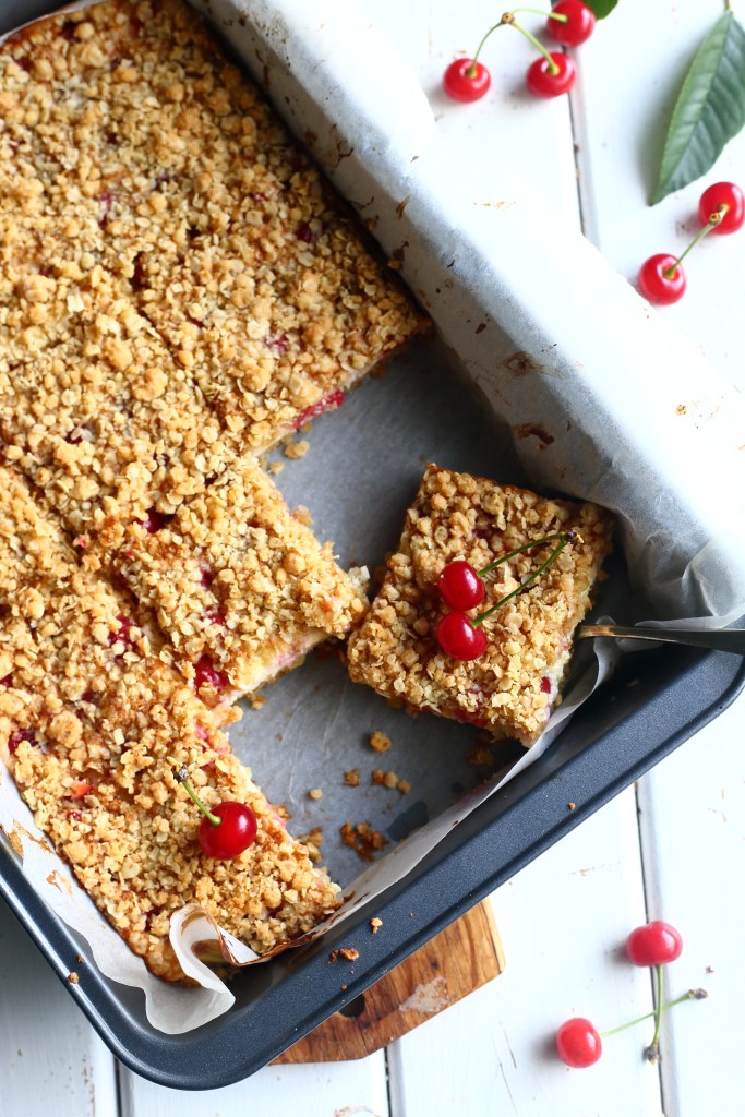 Maisemakahvilan piirakka kirsikasta munattomana ja kauramurulla