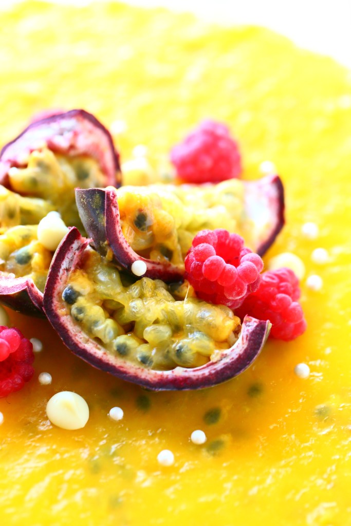 Passionhedelmät ovat kauniit koristeita. Passion sopii yhteen mangon kanssa ihanasti.