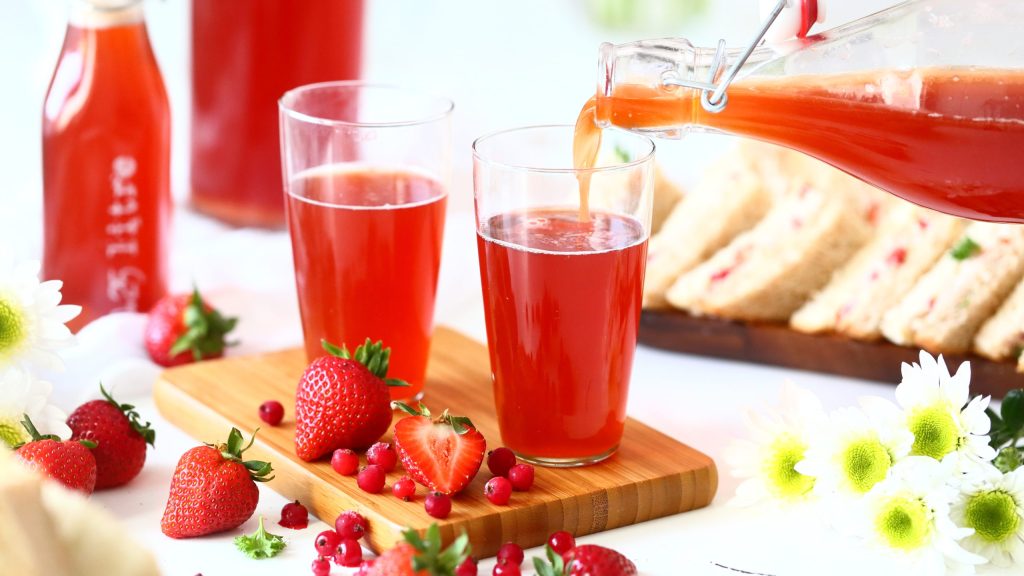 Kesäinen punaherukka-mansikkasima ja täytetyt&nbsp;kolmioleivät