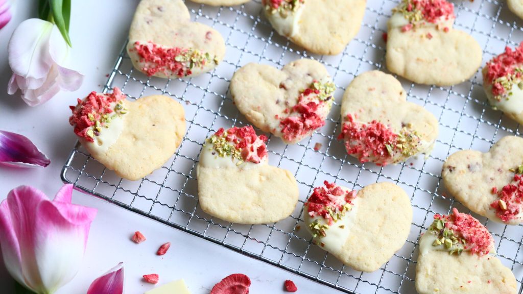 Valkosuklaiset mansikka-pikkuleivät ystävänpäivään