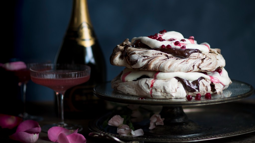 Suklaa-pavlova puolukoilla