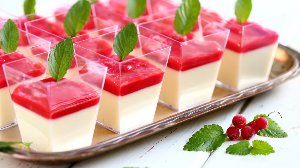 Valkosuklaapannacotta punaherukkacurdilla