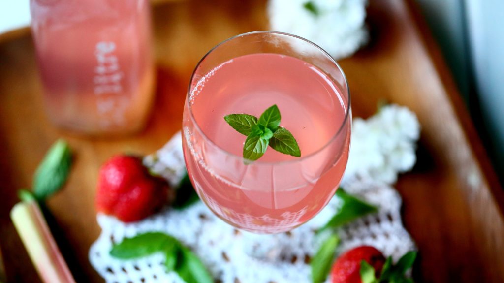 Helppo raparperimehu uuttamalla (+ hillo samalla&nbsp;istumalla)