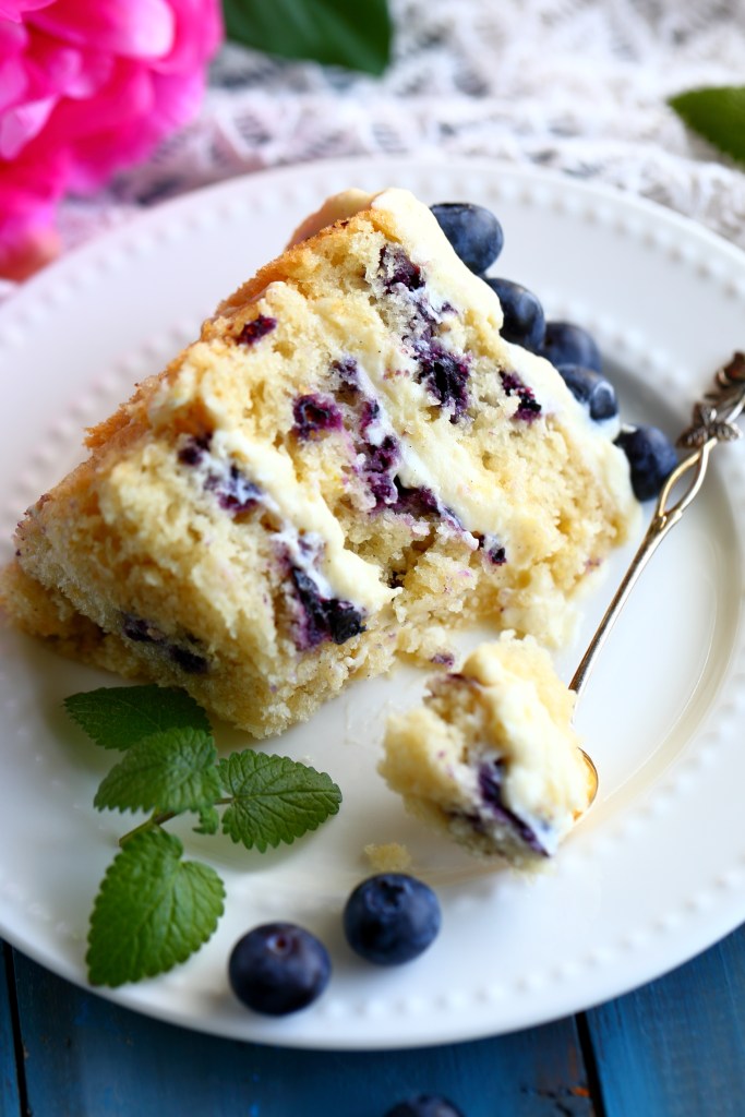 Mustikkapiirakka kakun pala maistuu vaniljalle